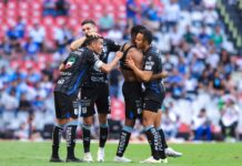 Querétaro triunfa en el Azteca