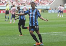 2014: El primer gol de Ronaldinho en Liga MX fue contra Chivas