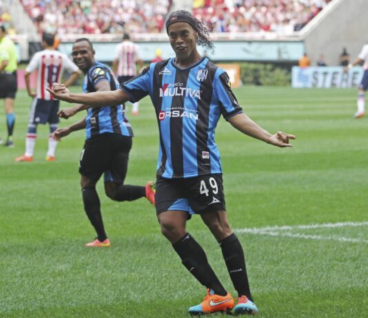 2014: El primer gol de Ronaldinho en Liga MX fue contra Chivas