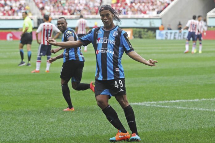 ZAPOPAN, JALISCO, 21SEPTIEMBRE2014.- Esta tarde en el Estadio Omnilife y en partido correspondiente a la Jornada 9 del Torneo Apertura 2014 de la Liga MX, se enfrentan los equipos de las Chivas de Guadalajara frente a Gallos Blancos de Querétaro. En la imagen el jugador del Querétaro, Ronaldinho celebra su anotación en el partido y primera en la liga mexicana. FOTO: FERNANDO CARRANZA GARCIA/CUARTOSCURO.COM