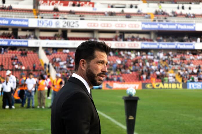 Fin de ciclo: Benjamín Mora es cesado de Gallos Blancos tras el Clausura 2025