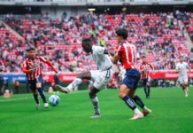 Chivas vence a Gallos Blancos y mantiene el liderato en la Liga MX Chivas vence a Gallos Blancos y mantiene el liderato en la Liga MX