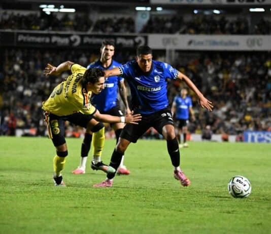 Las águilas impiden el vuelo de Gallos Blancos en su debut